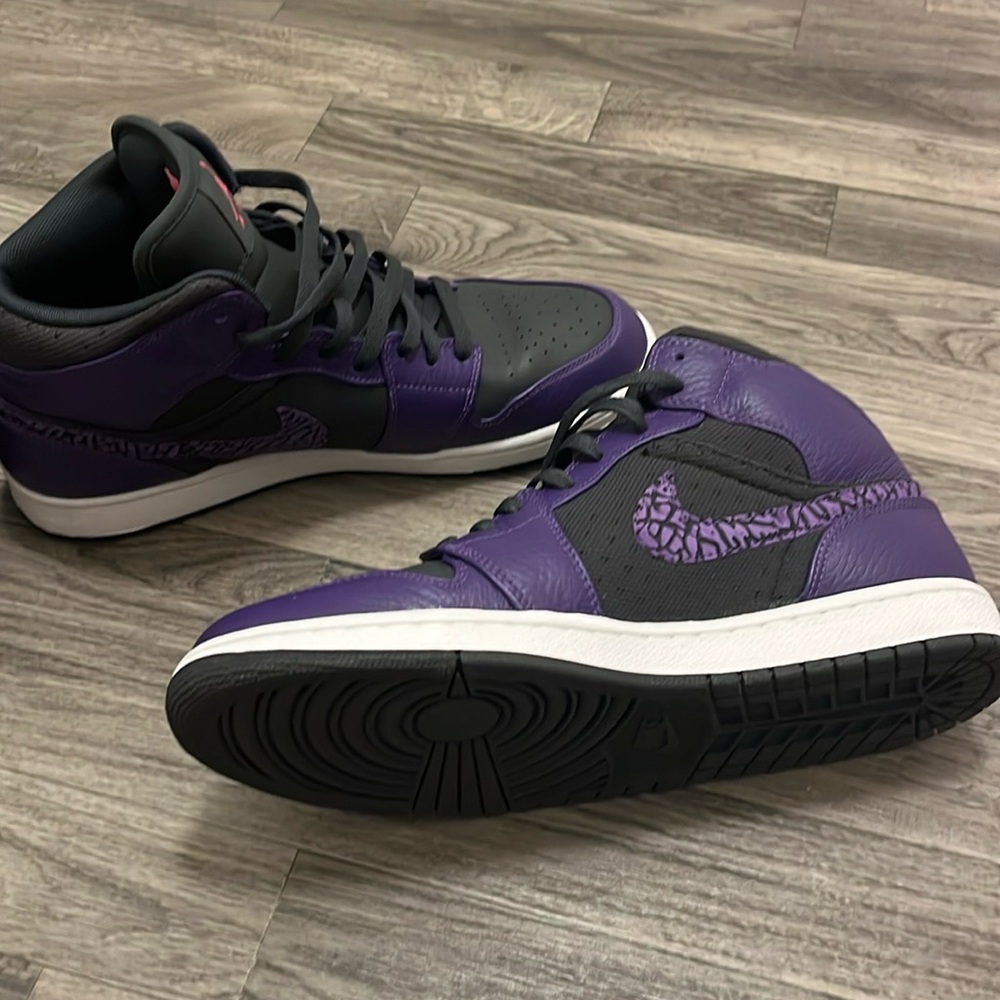 Men’s size 11 Jordan 1 Anthracite purple